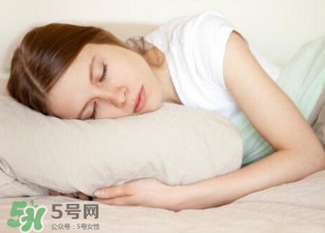 秋天晚上幾點(diǎn)睡覺最好_要開窗嗎