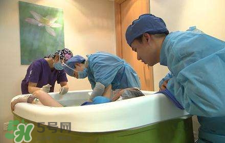 水中分娩時寶寶會嗆水嗎？水中分娩寶寶不會淹嗎？