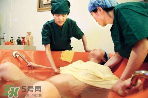 水中分娩時寶寶會嗆水嗎？水中分娩寶寶不會淹嗎？