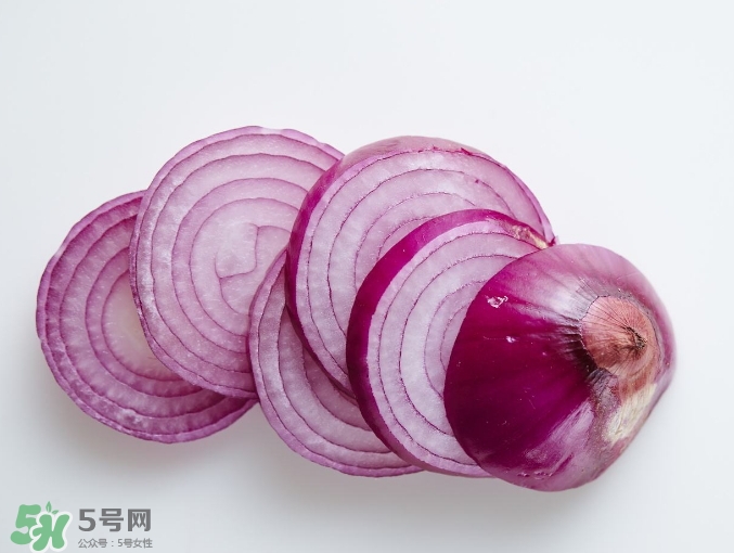 洋蔥榨汁能每天喝嗎？洋蔥汁能治什么?。?></p><h3>洋蔥汁的功效與作用</h3><p>1、提高消化力</p><p>洋蔥含有菊苣纖維，這是一種水溶性膳食纖維，可制造腸內(nèi)好菌，促進(jìn)腸道蠕動(dòng)。</p><p>2、可抑制過敏</p><p>洋蔥含有洋蔥素，具有很強(qiáng)抗氧化作用，其抗氧化能力是維他命E的50倍。和其他食物相比，洋蔥所含洋蔥素較易被人體吸收，也可在腸道內(nèi)停留較長時(shí)間，可幫助改善過敏體質(zhì)，氣喘或過敏病患不妨試試。</p><p>3、改善呼吸道</p><p>洋蔥所含油分可以緩解咳嗽及支氣管炎，生洋蔥更是戰(zhàn)勝感冒的利器之一。</p><p style=