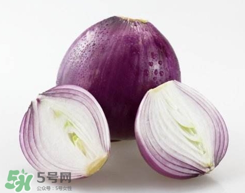 洋蔥榨汁能每天喝嗎？洋蔥汁能治什么?。?></p><p>防癌：一顆洋蔥隨便吃</p><p>洋蔥中所含有山奈酚和檞皮黃酮等成份，能夠阻止癌細(xì)胞的血管生成，可防治乳癌、胃癌及其他癌癥的發(fā)生。</p><p>山東省的一個(gè)研究也發(fā)現(xiàn)：當(dāng)洋蔥吃得越多，得胃癌的機(jī)率越低。</p><p>哮喘：每天涼拌洋蔥絲</p><p>洋蔥中含有至少三種抗發(fā)炎的天然化學(xué)物質(zhì)，可以防治哮喘。這是因?yàn)檠笫[中的有效物質(zhì)可以抑制組織胺的活動(dòng)，而組織胺會(huì)引起哮喘的過敏癥狀。</p><p>德國研究發(fā)現(xiàn)，洋蔥可以使哮喘的發(fā)作機(jī)率降低一半左右。</p><p style=