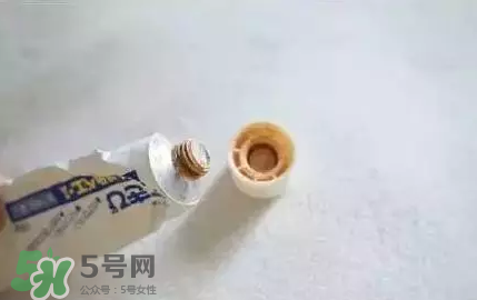 白兔暗瘡膏還是獅王祛痘膏好？兩款祛痘產(chǎn)品對比
