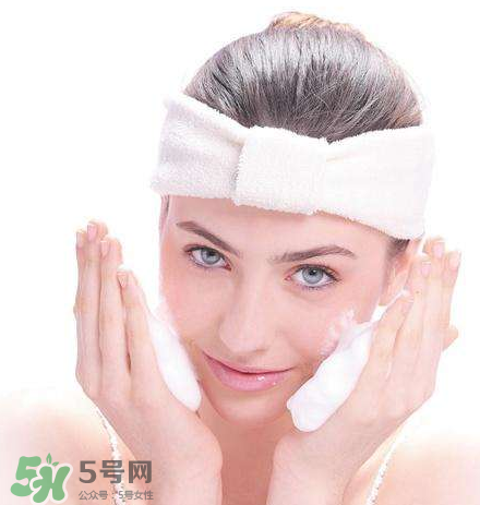 痘痘肌的護膚品怎么挑？正確挑選祛痘產(chǎn)品