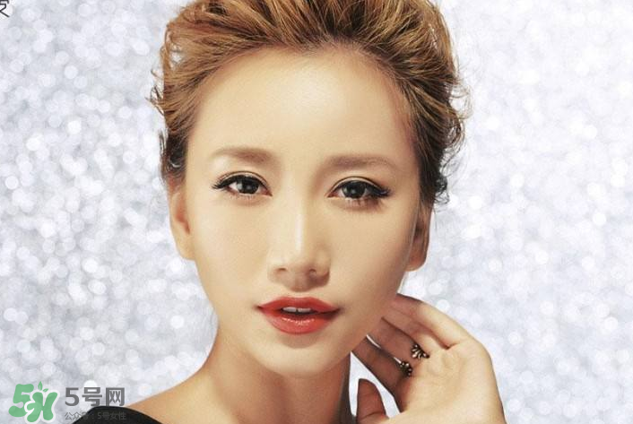 生理鹽水能泡隱形眼鏡嗎？生理鹽水能泡美瞳嗎？