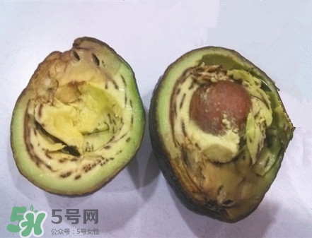 牛油果切開(kāi)黑了能吃嗎？牛油果為什么會(huì)有黑點(diǎn)？