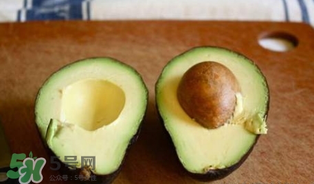牛油果榨汁要去皮嗎？牛油果榨汁要加水嗎？