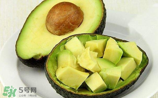 寶寶吃牛油果要蒸熟嗎？寶寶吃牛油果會(huì)便秘嗎？