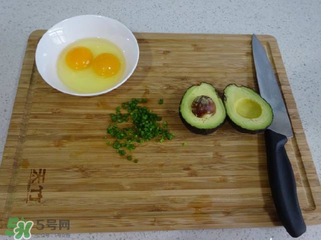 牛油果沙拉怎么做？牛油果沙拉用什么醬？
