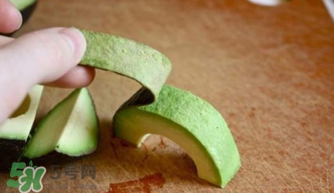 牛油果榨汁要去皮嗎？牛油果榨汁要加水嗎？