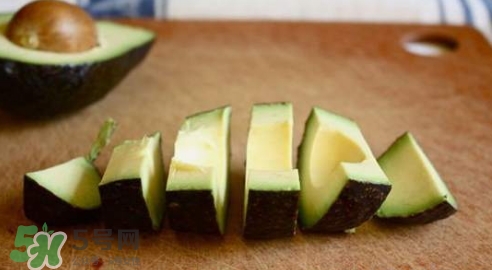 牛油果榨汁要去皮嗎？牛油果榨汁要加水嗎？