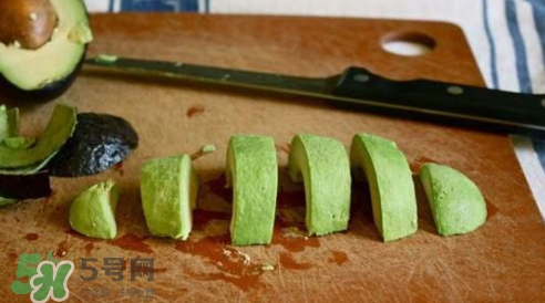 牛油果榨汁要去皮嗎？牛油果榨汁要加水嗎？