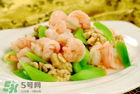 新鮮核桃外殼發(fā)霉能吃嗎？新鮮核桃長毛還能吃嗎？