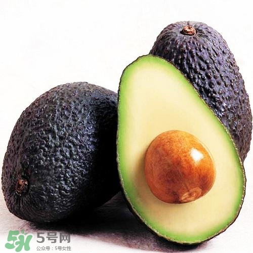 牛油果切開(kāi)黑了能吃嗎？牛油果為什么會(huì)有黑點(diǎn)？