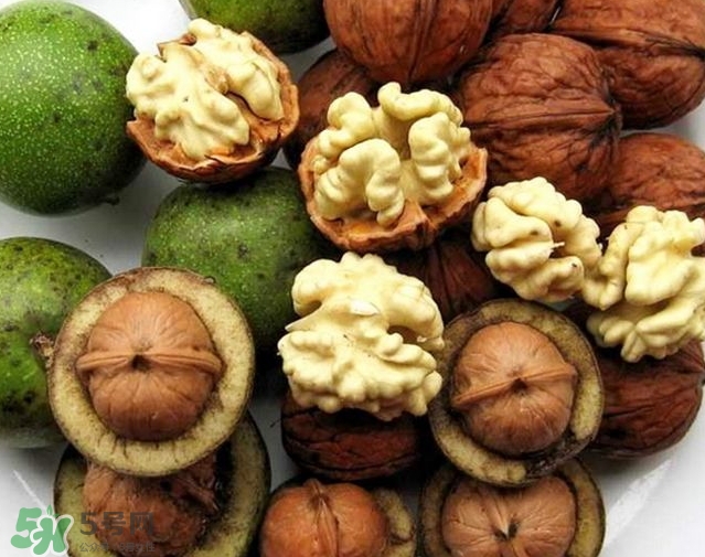 新鮮核桃外殼發(fā)霉能吃嗎？新鮮核桃長毛還能吃嗎？