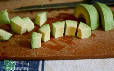 牛油果榨汁要去皮嗎？牛油果榨汁要加水嗎？