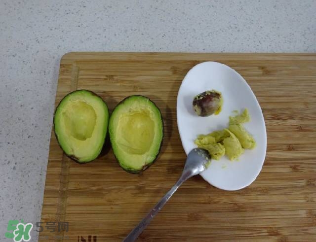 牛油果沙拉怎么做？牛油果沙拉用什么醬？