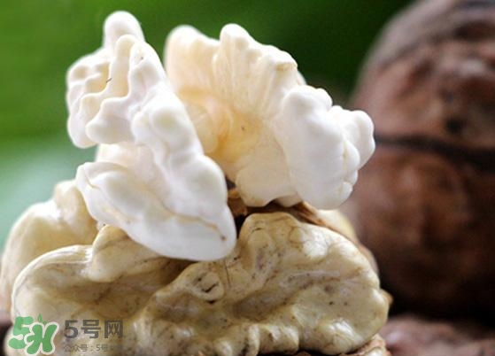 新鮮核桃外殼發(fā)霉能吃嗎？新鮮核桃長毛還能吃嗎？