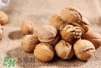 青皮核桃和干核桃哪個(gè)營(yíng)養(yǎng)高？有什么區(qū)別？