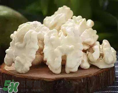 新鮮核桃要剝皮嗎？剝皮時手變黑怎么清洗？