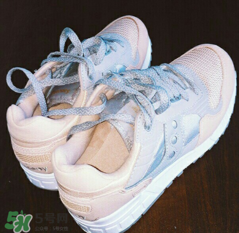 saucony鞋子怎么樣？索康尼鞋碼偏大偏?。?></p><h3>索康尼鞋碼偏大偏小</h3><p>Saucony的鞋子碼數(shù)都很正，大家按照平時運(yùn)動鞋的尺碼購買就行了。</p><p style=