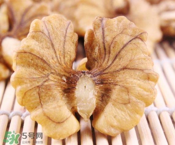 青皮核桃和干核桃哪個(gè)營(yíng)養(yǎng)高？有什么區(qū)別？