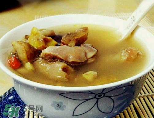 板栗煲雞湯的營(yíng)養(yǎng)價(jià)值_板栗煲雞湯的功效與作用 板栗煲雞湯的營(yíng)養(yǎng)價(jià)值_板栗煲雞湯的功效與作用