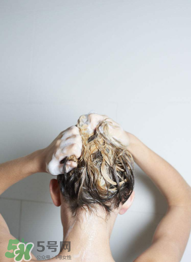 去屑洗發(fā)水真的能去屑嗎？自然晾干頭發(fā)好不好？