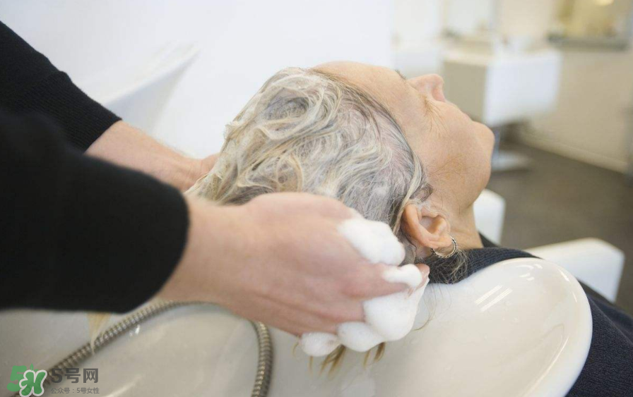 去屑洗發(fā)水真的能去屑嗎？自然晾干頭發(fā)好不好？