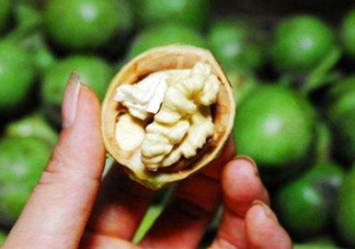 新鮮核桃要剝皮嗎？剝皮時手變黑怎么清洗？