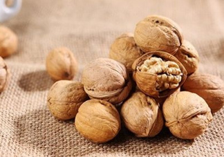 青皮核桃和干核桃哪個(gè)營養(yǎng)高？有什么區(qū)別？