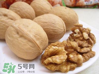 吃核桃對(duì)頭發(fā)有什么好處？為什么吃核桃對(duì)頭發(fā)生長(zhǎng)有好處？