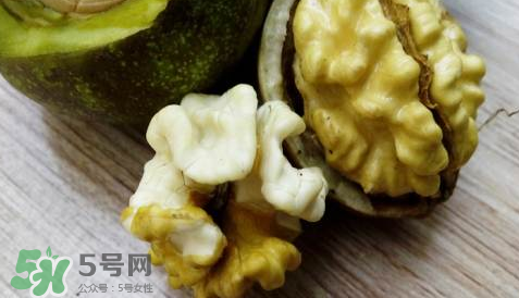 新鮮核桃要剝皮嗎？剝皮時手變黑怎么清洗？