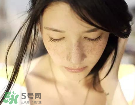 柿子葉凡士林多久祛斑 柿子葉祛斑有人用過嗎 柿子葉凡士林多久祛斑 柿子葉祛斑有人用過嗎