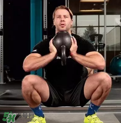 壺鈴深蹲訓(xùn)練什么？壺鈴深蹲壺鈴多重？