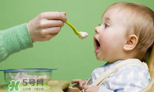 母乳寶寶幾個(gè)月添加輔食？母乳寶寶添加輔食的時(shí)間介紹