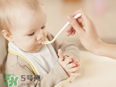 母乳寶寶幾個(gè)月添加輔食？母乳寶寶添加輔食的時(shí)間介紹