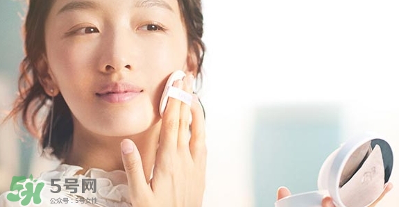 蘭蔻小粉盒氣墊和ysl氣墊對(duì)比 蘭蔻小粉盒氣墊和ysl氣墊對(duì)比