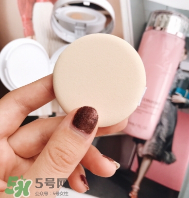 蘭蔻小粉盒氣墊和ysl氣墊對(duì)比 蘭蔻小粉盒氣墊和ysl氣墊對(duì)比