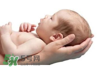 寶寶打嗝的原因  寶寶通常為什么打嗝？