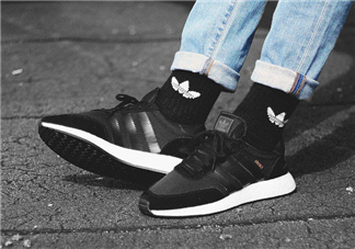 adidas iniki runner boost酷黑配色上腳效果怎么樣？