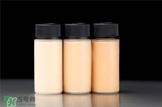 粉底液和乳液一樣的嗎 乳液和粉底液的區(qū)別 粉底液和乳液一樣的嗎 乳液和粉底液的區(qū)別