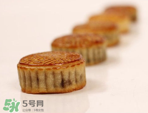 廣式月餅為什么會塌腰 廣式月餅塌餡的原因 廣式月餅為什么會塌腰 廣式月餅塌餡的原因