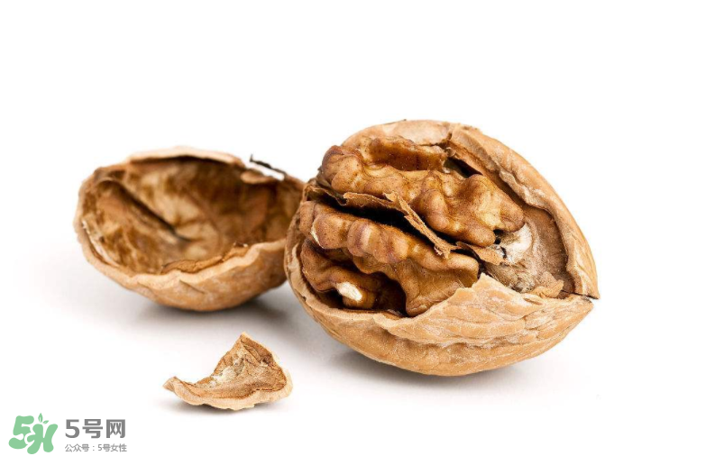 核桃對人體的四大功效是什么？核桃皮泡水有什么功效？