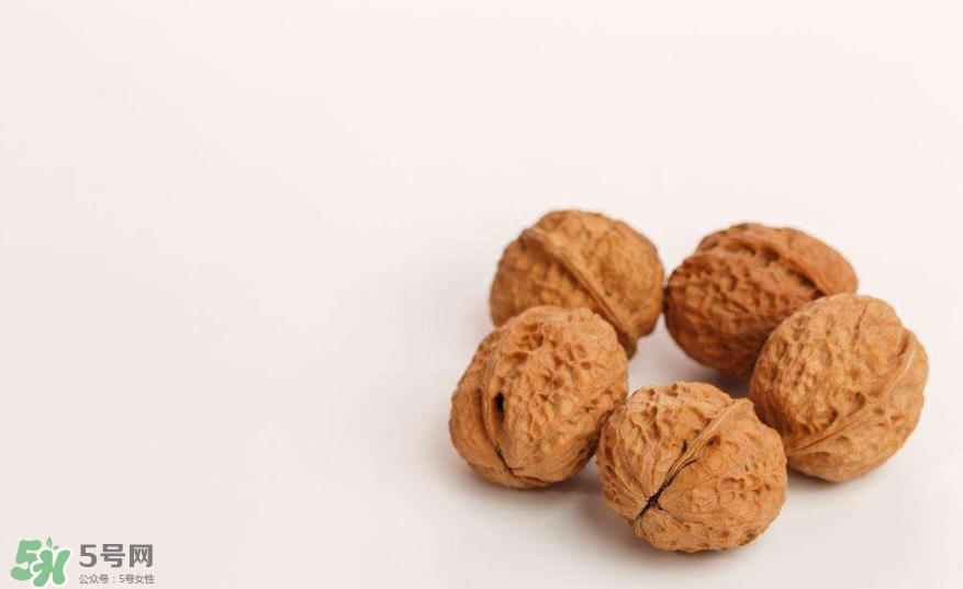 核桃對人體的四大功效是什么？核桃皮泡水有什么功效？