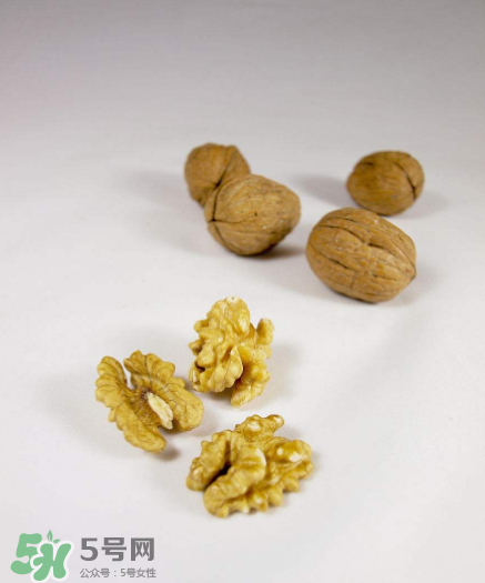 核桃對人體的四大功效是什么？核桃皮泡水有什么功效？