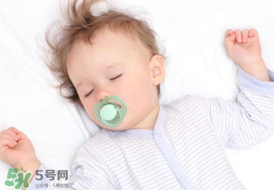 寶寶幾個(gè)月開始補(bǔ)鈣最合適？嬰幼兒幾個(gè)月的時(shí)候吃魚肝油