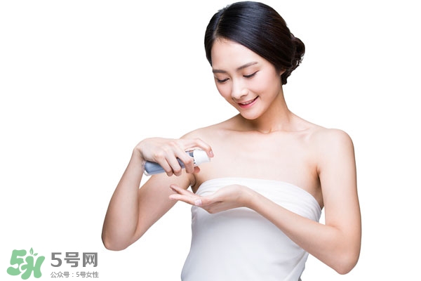 粉底液和乳液一樣的嗎 乳液和粉底液的區(qū)別 粉底液和乳液一樣的嗎 乳液和粉底液的區(qū)別