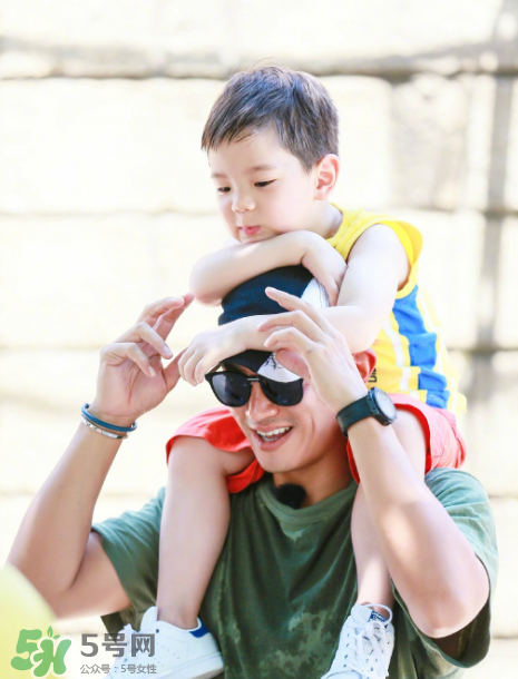 雙眼皮能搓出來嗎？霍思燕怎么幫嗯哼搓雙眼皮的？