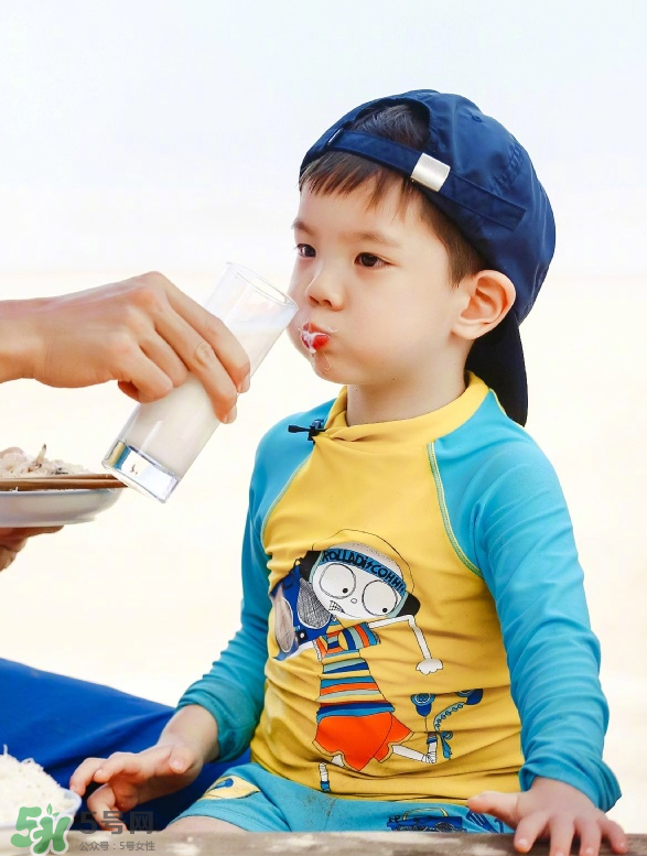 雙眼皮能搓出來嗎？霍思燕怎么幫嗯哼搓雙眼皮的？