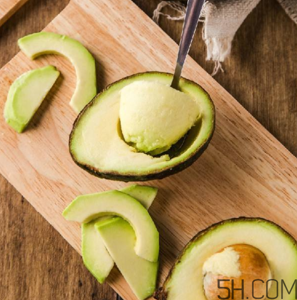 牛油果榨汁要加水嗎？糖尿病人吃牛油果的好處